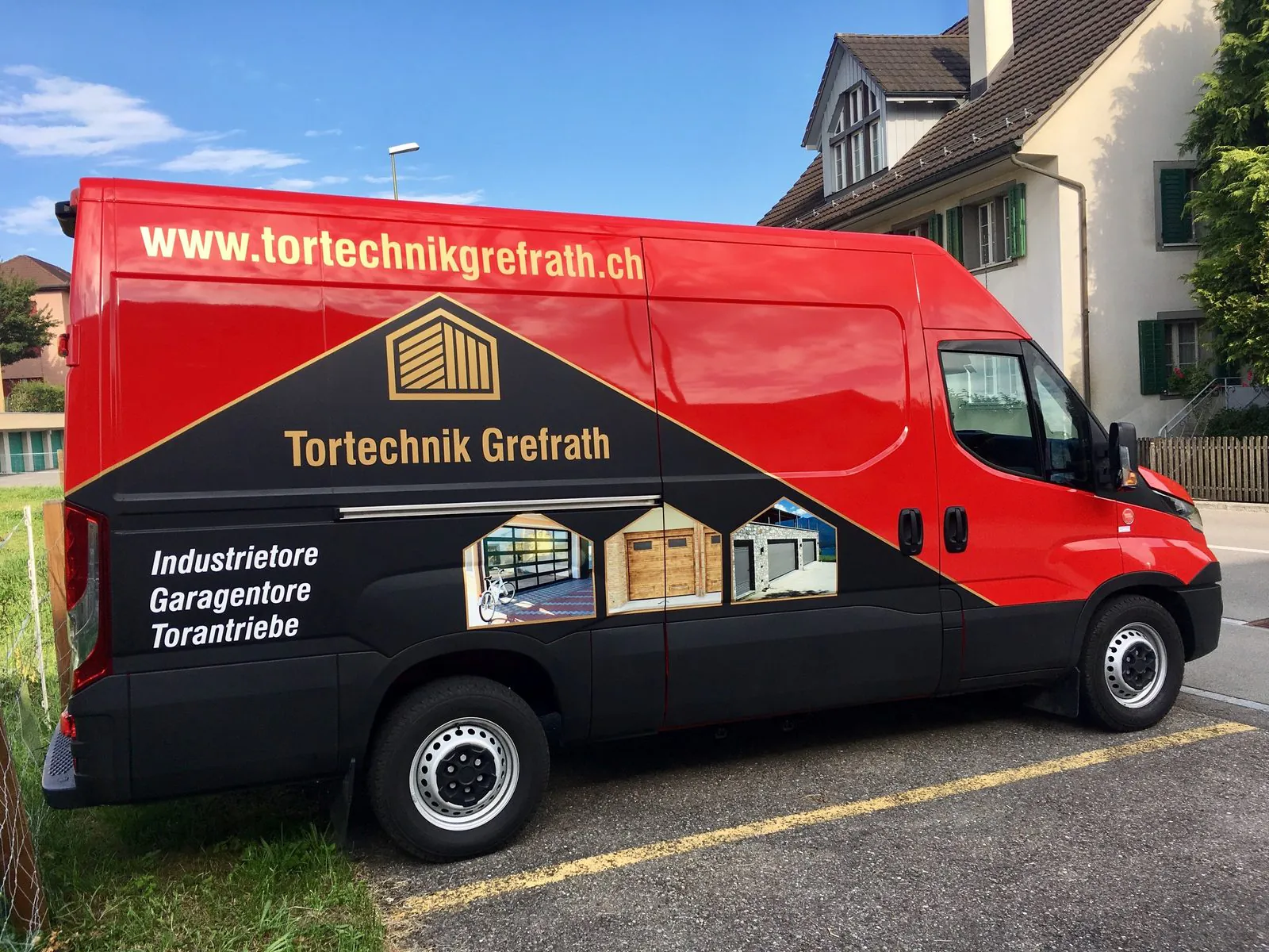 Servicefahrzeug von Tortechnik Grefrath mit Firmenbeschriftung