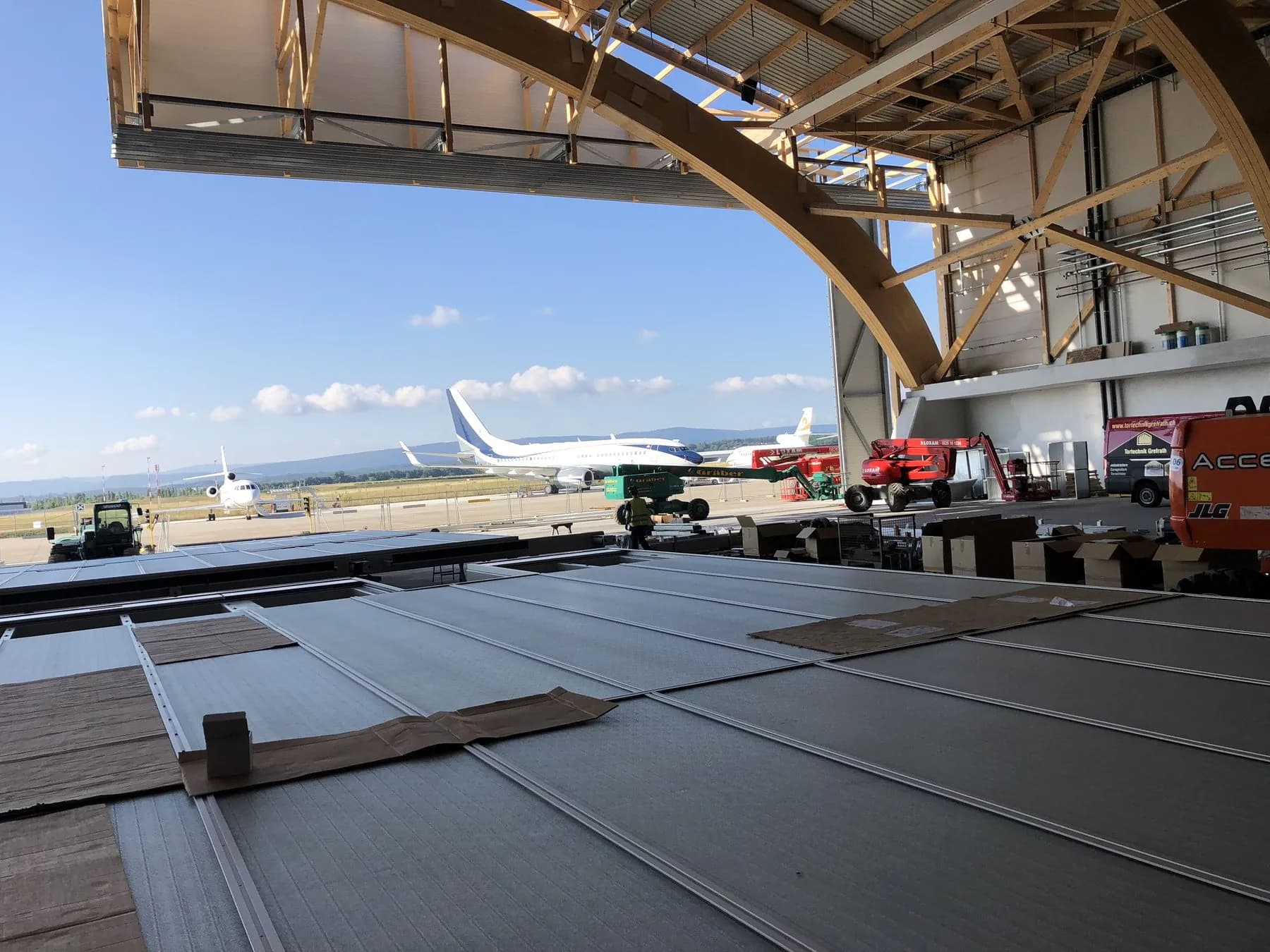 Montage eines Hangartor-Torblatts vor einem Hangar