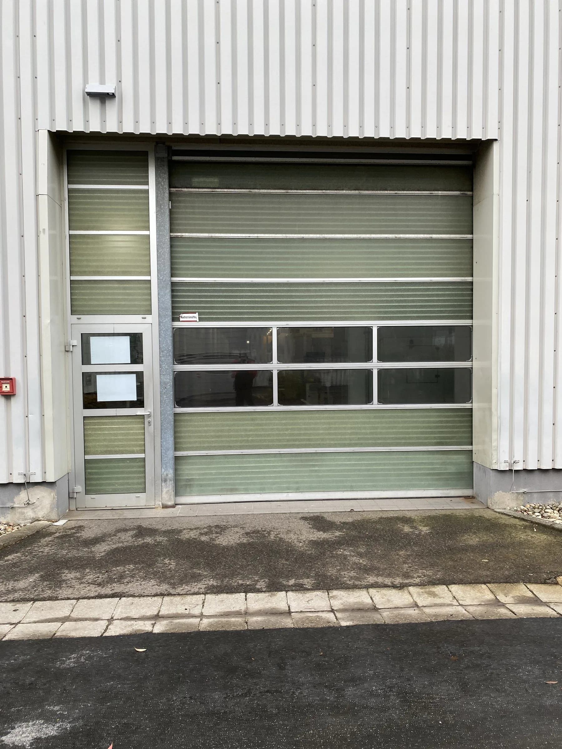 Verglastes Industrietor an einer Gewerbehalle