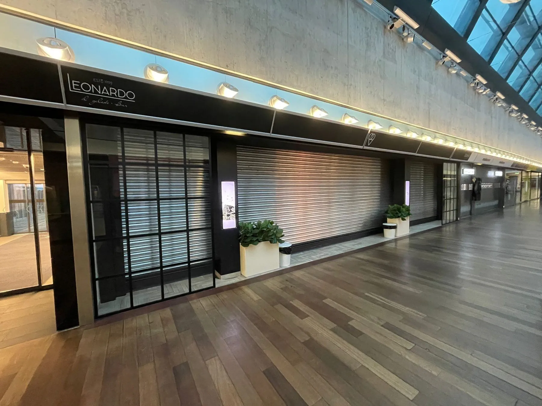 Ladenfront mit Rolltor in der Passage eines Einkaufszentrums
