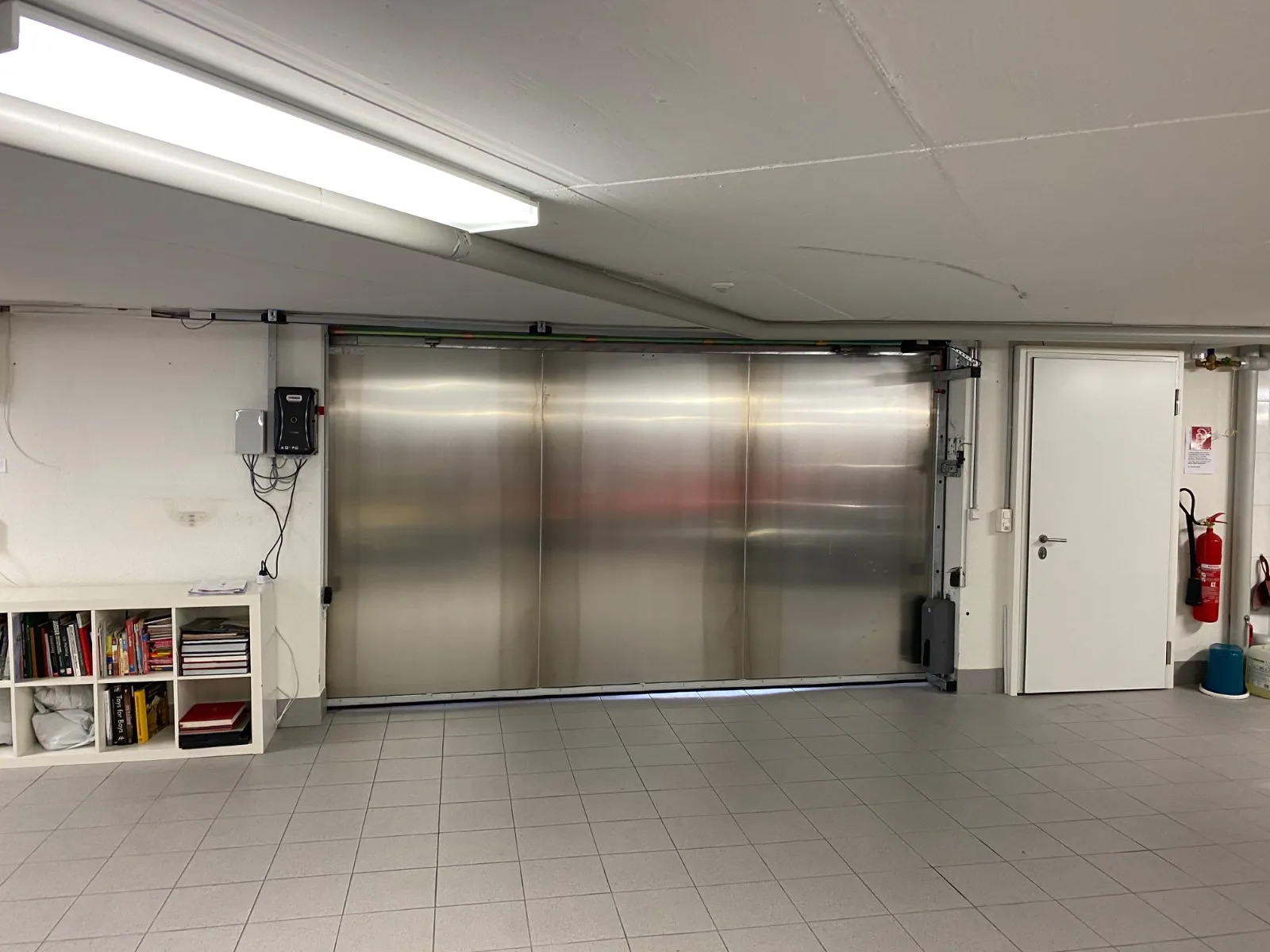 Schiebetor aus Chromstahl mit Spezialverriegelung in einer Garage in Erlenbach