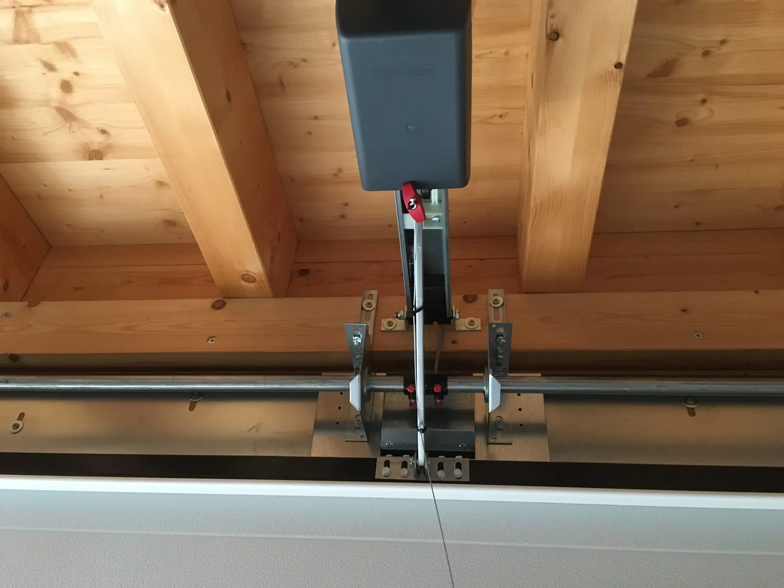 Garagentorantrieb mit Laufschiene unter einer Holzdecke montiert